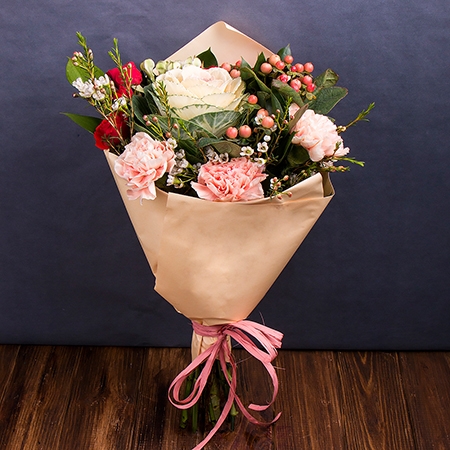 carnation, hypericum, spray rose, bouvardia, chamelacium, brassica, packaging, ribbon